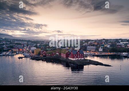 Capitale Torshavn avec quartier du gouvernement au coucher du soleil, îles Féroé Banque D'Images