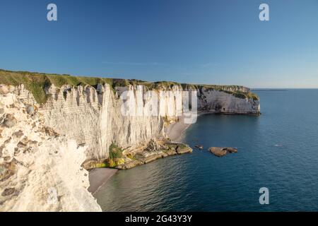 Falaises de craie falaise à l'heure d'or près d'Étretat, Normandie, France. Banque D'Images