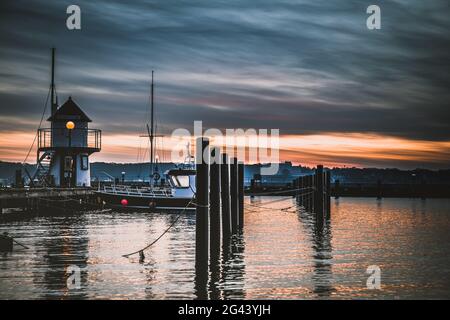 Mini phare de la marina de Mönkeberg au coucher du soleil, Kiel, Allemagne Banque D'Images