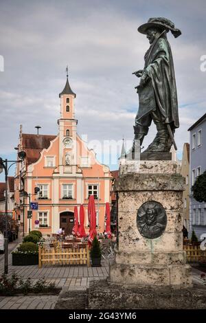 Hôtel de ville avec monument au général Tilly sur la place de l'hôtel de ville, Rain am Lech, quartier Donau-Ries, Bavière, Danube, Allemagne Banque D'Images