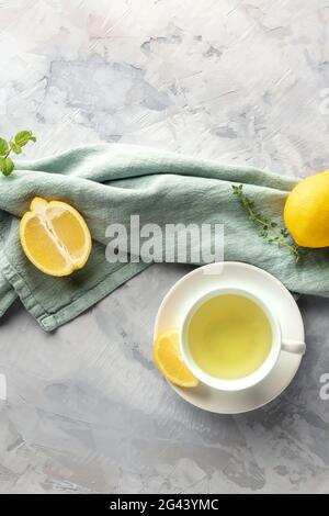 Une tasse de thé vert avec les citrons et les herbes, en plongée des with copy space Banque D'Images