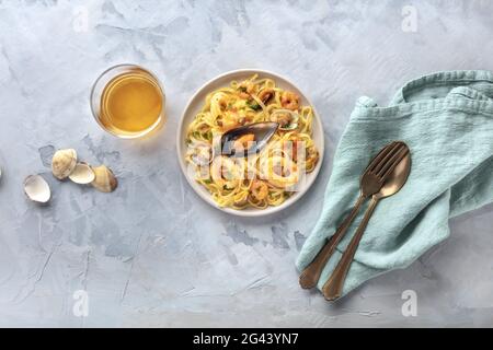 Pâtes de fruits de mer. Tagliolini aux moules, crevettes, palourdes et anneaux de calmars Banque D'Images