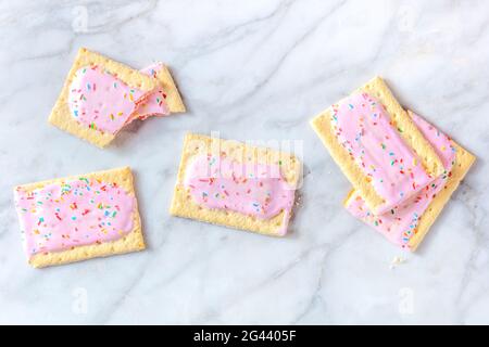 Tartes pop aux fraises, plan de pose plat au-dessus Banque D'Images