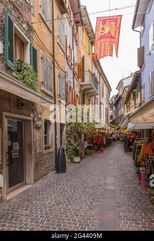 Dans les ruelles de Garda, lac de Garde, province de Vérone, Italie Banque D'Images