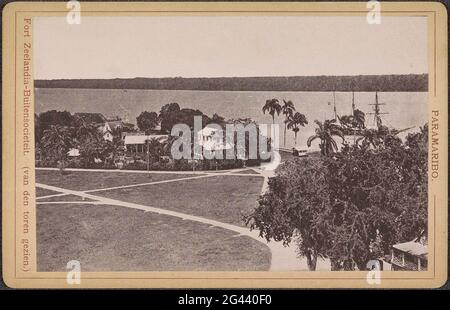 Fort Zeelandia et la société de plein air à Paramaribo vu d'une tour; Paramaribo. Société de plein air de fort Zeelandia. (Vue de la tour van den.) Partie de l'album photo avec des sites dans Paramaribo. Banque D'Images