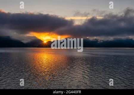 Lever du soleil sur le lac Walchensee, Bavière, Allemagne, Europe Banque D'Images