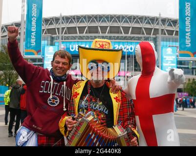 Londres, Royaume-Uni. 18 juin 2021. Les supporters sont vus à l'extérieur du stade Wembley avant le match du groupe D entre l'Angleterre et l'Écosse à l'UEFA Euro 2020 à Londres, Royaume-Uni, le 18 juin 2021. Credit: Han Yan/Xinhua/Alay Live News Banque D'Images