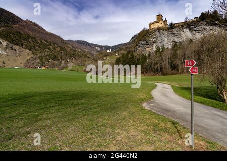 Vue sur le château d'Orenstein dans les Alpes suisses avec une randonnée et un sentier à vélo au premier plan Banque D'Images