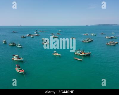 Vue aérienne des bateaux de pêche à longue queue amarrés près de la plage de Ganh Dau, Ganh Dau, Phu Quoc Island, Kien Giang, Vietnam, Asie Banque D'Images