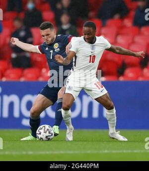 Londres, Royaume-Uni. 18 juin 2021. Raheem Sterling (R) d'Angleterre rivalise avec John McGinn d'Écosse lors du match du Groupe D entre l'Angleterre et l'Écosse à l'Euro 2020 de l'UEFA à Londres, Royaume-Uni, le 18 juin 2021. Credit: Han Yan/Xinhua/Alay Live News Banque D'Images