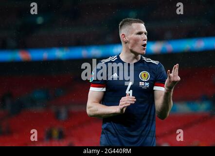 Londres, Royaume-Uni. 18 juin 2021. Scott McTominay, écossais, accueille les supporters après le match du groupe D entre l'Angleterre et l'Écosse à l'Euro 2020 de l'UEFA à Londres, au Royaume-Uni, le 18 juin 2021. Credit: Han Yan/Xinhua/Alay Live News Banque D'Images