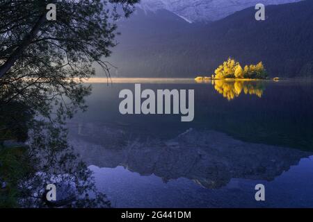 Matin d'automne à l'Eibsee, Grainau, haute-Bavière, Bavière, Allemagne, Europe Banque D'Images