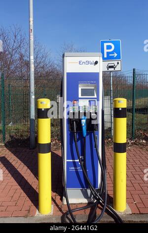 Station de charge EnBW pour voitures électriques avec trois systèmes de connexion différents dans la zone de service d'autoroute Auetal Banque D'Images