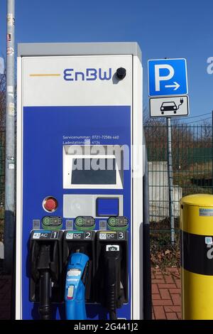 Station de charge EnBW pour voitures électriques avec trois systèmes de connexion différents dans la zone de service d'autoroute Auetal Banque D'Images