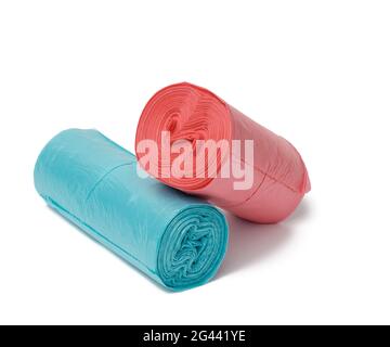 Rouleaux de sacs en polyéthylène bleu et rouge isolés sur fond blanc Banque D'Images