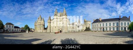 Place de la ville et château, la place du Château et de LHotel de ville, ville de Vitre, Bretagne, France Banque D'Images