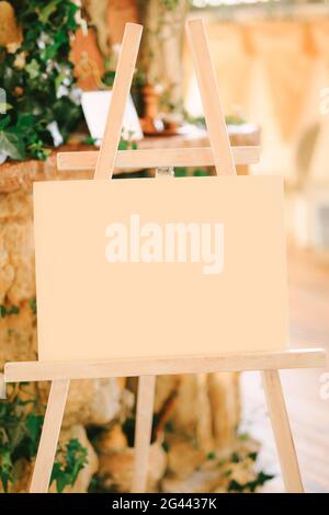Le chevalet blanc se trouve sur l'arrière-plan d'une colonne enchâinée avec ivy vert Banque D'Images