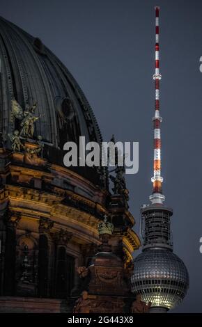 Vue sur la cathédrale de Berlin avec la tour de télévision en arrière-plan, Berlin, Allemagne Banque D'Images