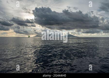 Nuages sur l'île de Moorea juste avant le coucher du soleil, près de Papeete, Tahiti, Iles du vent, Polynésie française, Pacifique Sud Banque D'Images