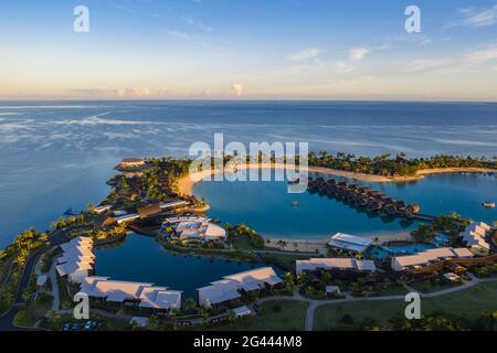 Vue aérienne des bungalows sur l'eau à Fiji Marriott Resort Momi Bay au lever du soleil, Momi Bay, Coral Coast, Viti Levu, îles Fidji, Pacifique Sud Banque D'Images