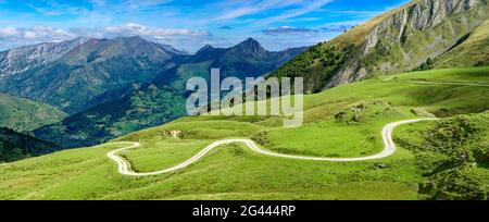 Paysage avec chemin sinueux en montagne, Col d'Aubisque, Laruns, Pyrénées-Atlantique, France Banque D'Images