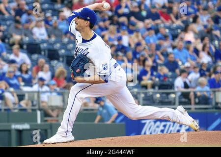 Kansas City, États-Unis. 18 juin 2021. Kyle Zimmer (45), pichet de secours de Kansas City Royals, s'oppose au Boston Red Sox lors du premier repas au stade Kaufman à Kansas City, Missouri, le vendredi 18 juin 2021. Photo de Kyle Rivas/UPI crédit: UPI/Alay Live News Banque D'Images