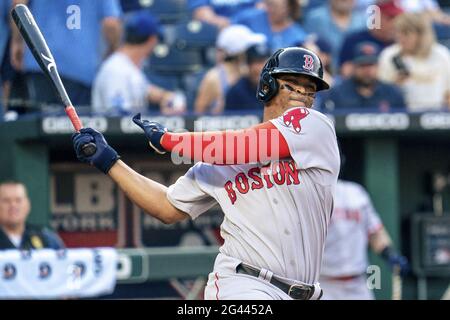 Kansas City, États-Unis. 18 juin 2021. Le troisième joueur de Boston Red Sox Rafael Devers (11) rate un terrain de Kansas City Royals dans le second restaurant du stade Kaufman à Kansas City, Missouri, le vendredi 18 juin 2021. Photo de Kyle Rivas/UPI crédit: UPI/Alay Live News Banque D'Images