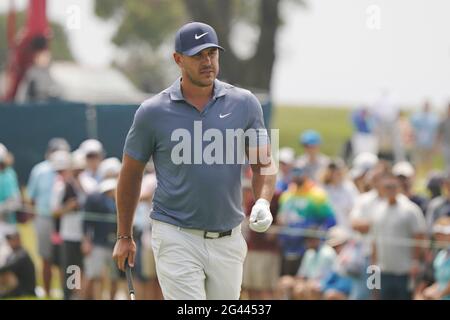 San Diego, États-Unis. 18 juin 2021. Brooks Koepka, des États-Unis, sur le sixième green lors du second tour au 121e championnat américain ouvert au parcours de golf de Torrey Pines à San Diego, en Californie, le vendredi 18 juin 2021. Photo de Richard Ellis/UPI crédit: UPI/Alay Live News Banque D'Images