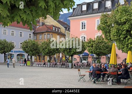 Terrasse du restaurant Hüns sur Rathausplatz, Bad Reichenhall, Berchtesgadener Land, haute-Bavière, Bavière, Allemagne Banque D'Images