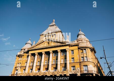 Belle vue sur le bâtiment à Budapest dans la lumière du soleil Banque D'Images