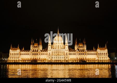 Parlement dans un bel éclairage de nuit à Budapest. Vue avant Banque D'Images