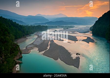 Vue sur la rivière naturelle Tagliamento, Dolomites friuliens en arrière-plan, région du Frioul, Italie Banque D'Images