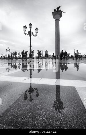 Aqua Alta sur la place Saint-Marc, Piazza San Marco, Venise, Vénétie, Italie, Europe Banque D'Images