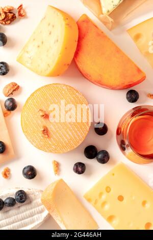 Plusieurs morceaux de fromage, tirés d'en haut sur fond blanc Banque D'Images