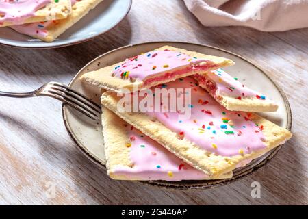 Tartes pop de fraise sur une assiette sur une table en bois Banque D'Images