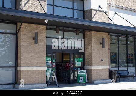 Augusta, GA USA - 03 04 21 : entrées et signalisation des magasins d'épicerie au détail Banque D'Images