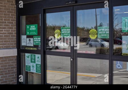 Augusta, GA USA - 03 04 21: Les magasins d'alimentation de détail de pousses d'entrée des panneaux sur les portes Banque D'Images