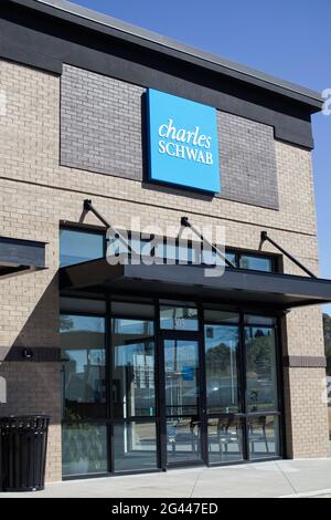 Augusta, GA USA - 03 04 21 : entrée et panneau du bureau du bâtiment Charles Schwab Banque D'Images