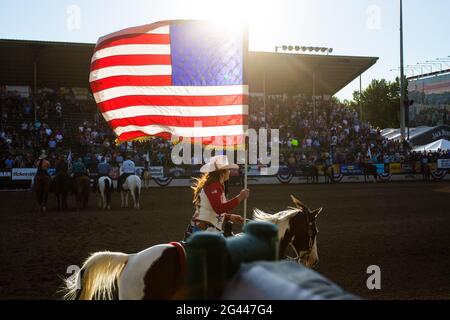 Reno, États-Unis. 17 juin 2021. L'équipe Reno Rodeo Flag affiche les couleurs de la cérémonie d'ouverture. Le 102e Rodeo de Reno a débuté avec l'événement PRCA Xtreme Bulls. (Photo de Ty O'Neil/SOPA Images/Sipa USA) crédit: SIPA USA/Alay Live News Banque D'Images