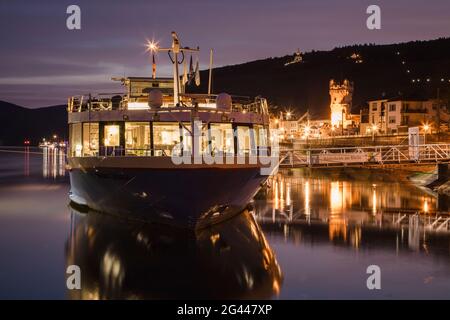 Bateau de croisière sur la jetée lors d'une croisière sur le Rhin au crépuscule, Ruedesheim am Rhein, Hesse, Allemagne, Europe Banque D'Images