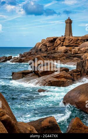 Le phare de Ruz moyen avec les rochers rouges de la Côte de granit Rose en premier plan, Bretagne, France, Europe Banque D'Images