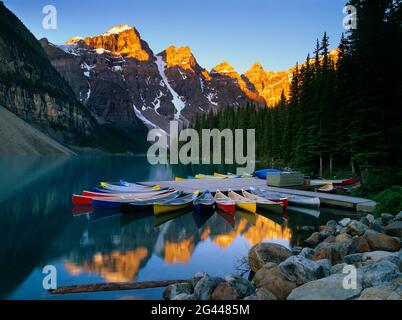 Canoës au lac Moraine à Sunrise, parc national Banff, Alberta, Canada Banque D'Images