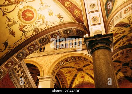 Voûtes intérieures de l'opéra de Budapest Banque D'Images