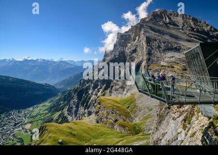 Plusieurs personnes se tiennent sur la plate-forme d'observation de Gemmi et regardent sur Leukerbad et les Alpes valaisannes, Gemmi, Alpes bernoises, Valais, Suisse Banque D'Images