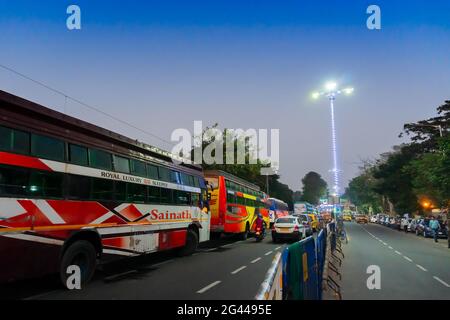 Kolkata, Bengale-Occidental, Inde - 12 janvier 2020 : bus destinés à Gangasagar, garés à côté du camp de transit de Gangasagar à Babughat, Kolkata, dans le Banque D'Images