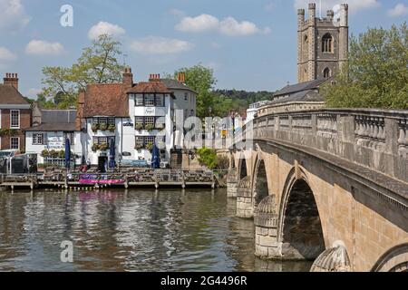 Henley Bridge sur la Tamise et The Angel on the Bridge pub, Henley-upon-Thames, Oxfordshire, Angleterre Banque D'Images