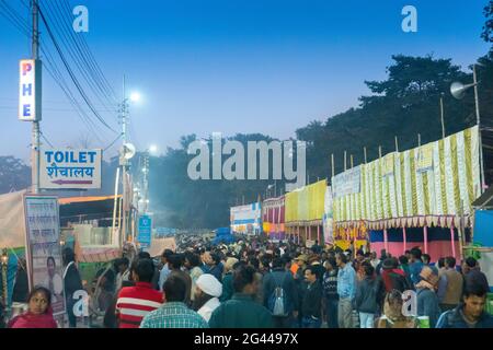 BABUGHAT, KOLKATA, BENGALE-OCCIDENTAL / INDE - 9th JANVIER 2018 : Camp de transit pour Gangasagar pour Makar Sankranti (baignade sainte au Gange). Banque D'Images