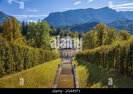 Cascade dans le parc du palais de Linderhof, Ettal, Allgäu, Bavière, Allemagne Banque D'Images