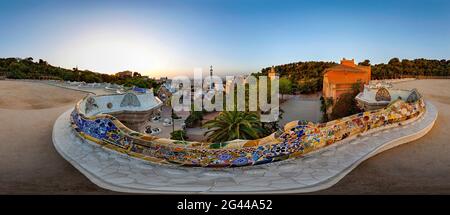 Vue panoramique équirectangulaire du Parc Guell, site classé au patrimoine mondial de l'UNESCO, Barcelone, Espagne Banque D'Images