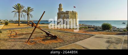 Château de Saint Nicolau sur la mer sous ciel clair, Ciutadella, Minorque, Espagne Banque D'Images